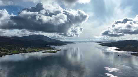 Drone-Nubes-Dramáticas-Sobre-Castletownbere-West-Cork-Irlanda-Ubicación-Turística-En-El-Camino-Atlántico-Salvaje-Justo-Después-Del-Amanecer-En-Una-Perfecta-Mañana-De-Verano