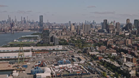 Nyc-Nueva-York-Antena-V197-Drone-Sobrevuelo-Astillero-Industrial-En-El-Distrito-Costero-Capturando-áreas-Residenciales-De-Cobble-Hill-Y-El-Paisaje-Urbano-Del-Centro-De-Brooklyn---Filmado-Con-Inspire-3-8k---Septiembre-De-2023