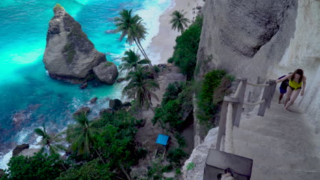 Unbekannte-Frau-Und-Mann-Steigen-Steile-Treppen-Am-Diamond-Beach-In-Nusa-Penida-Hinauf