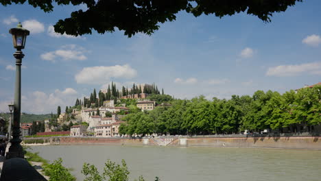 Malerische-Aussicht-Auf-Verona-Mit-Historischen-Gebäuden-Am-Fluss