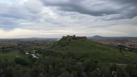 Drone-approximation-to-Medellin-castle,-Spain