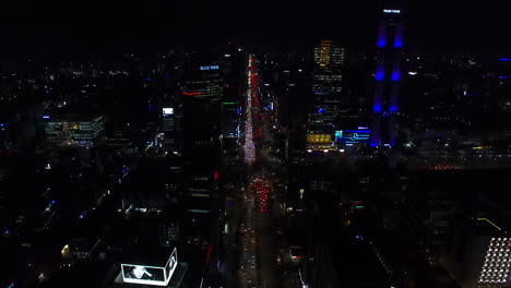 Paisaje-Nocturno-En-La-Intersección-De-Coex-En-Seúl,-Samsung-dong,-Disparo-De-Drone,-Inclinado-Hacia-Arriba