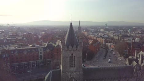 Toma-Aérea-De-La-Catedral-De-La-Iglesia-De-Cristo-De-Dublín-Al-Amanecer