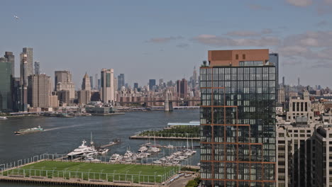 NYC-New-York-Aerial-v204-flyover-Brooklyn-Heights-capturing-Manhattan-bridge-crossing,-waterfront-parks,-and-Manhattan-downtown-cityscape-across-East-river---Shot-with-Inspire-3-8k---September-2023