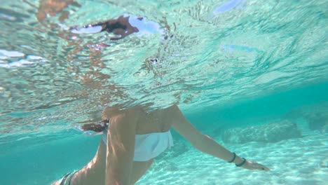 Hermosa-Mujer-Nadando-En-El-Agua-Cristalina-Del-Mar-En-Grecia,-Esta-Impresionante-Playa-Se-Llama-Playa-De-Elafonissi-Con-Arena-Morada