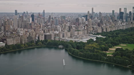 Nyc-Nueva-York-Antena-V242-Drone-Sobrevuelo-Central-Park-Capturando-áreas-Residenciales-Del-Lado-Este-Y-Oeste-Superior-Y-El-Paisaje-Urbano-Del-Centro-De-Manhattan-En-El-Horizonte---Filmado-Con-Inspire-3-8k---Septiembre-De-2023