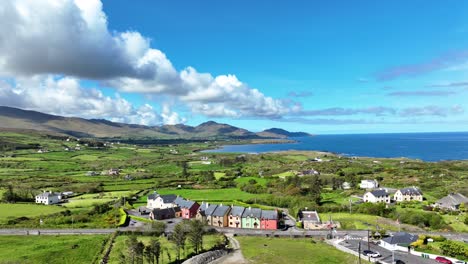 Vista-De-Drones-Destino-Turístico-Del-Pueblo-De-Eries-En-El-Camino-Salvaje-Del-Atlántico-En-West-Cork-Irlanda-Pueblo-Colorido-En-Un-Entorno-Impresionante-En-Una-Mañana-Soleada-De-Verano