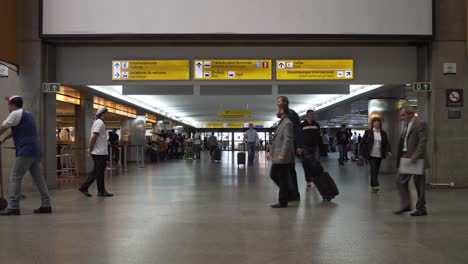 Gente-Caminando-En-El-Aeropuerto-Con-Maletas