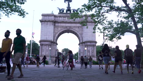 4K-Grand-Army-Plaza-people-walking-in-the-courtyard-during-coronavirus-pandemic-wearing-masks