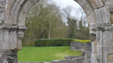 Arco-De-Piedra-En-La-Antigua-Abadía-De-Mellifont-En-El-Condado-De-Louth,-Irlanda