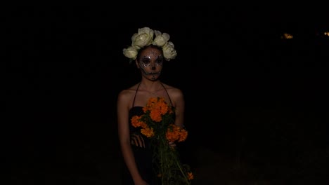 Imágenes-De-Una-Modelo-Vestida-De-Catrina-Caminando-En-La-Noche.