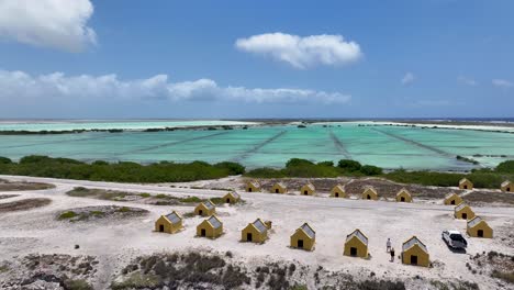 Rote-Sklavenhütten-In-Kralendijk-Auf-Bonaire,-Niederländische-Antillen