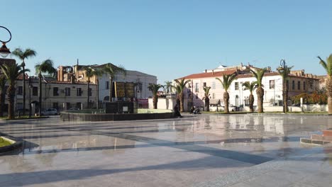 Gente-Caminando-En-El-Patio-De-La-Mezquita-De-Al-kawthar,-Con-Tiempo-Despejado-Y-Cielo-Azul,-En-Argelia,-Wilaya-De-Blida-