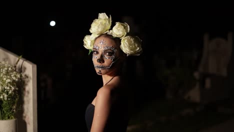 Mujer-Mexicana-Vestida-Como-Catrina-Modelando-En-Medio-De-Un-Cementerio-Mexicano