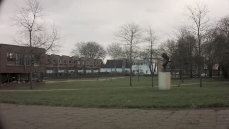 Ijmuiden,-Niederlande---Januar-Grashügel-Vor-Der-Statue-Des-Wachturmparks