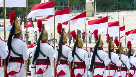 Brasilianische-Soldaten-Stehen-Mit-Fahnen-Vor-Dem-Gebäude-Des-Nationalkongresses-In-Brasilia