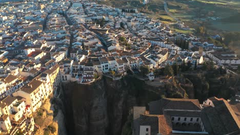 Panorama-Luftaufnahme-Der-Stadt-Ronda-An-Der-Klippe-In-Andalusien,-Spanien