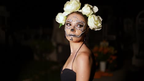 Filmmaterial-Eines-Als-Catrina-Verkleideten-Mexikanischen-Models,-Das-Sein-Make-up-Zeigt