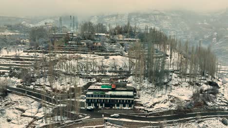 Vista-Aérea-De-Karimabad-Cubierto-De-Nieve-En-El-Valle-De-Hunza