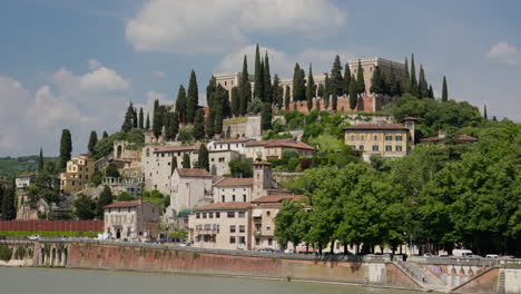 Malerische-Landschaft-Von-Verona-Mit-Historischer-Architektur-Und-Flussufer
