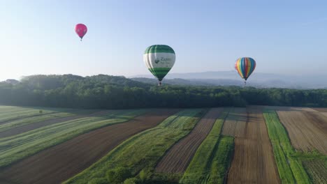 Luftaufnahme,-Während-Ballons-An-Höhe-Gewinnen-Und-In-Den-Himmel-Aufsteigen