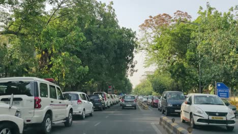 Coches-Estacionados-Al-Lado-De-La-Carretera-En-La-Carretera-Purana-Quila.