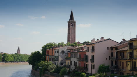 Malerische-Landschaft-Von-Verona-Mit-Historischem-Turm-Und-Fluss
