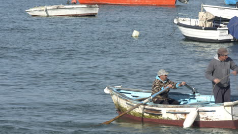 Bootsbesitzer-Bewegen-Ihr-Boot,-Damit-Es-Nicht-Am-Flussufer-Des-Tejo-In-Lissabon-Auf-Grund-Läuft