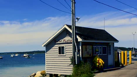 Barcos-Y-Playa-En-Pine-Point-Maine-Con-Casa-En-Segundo-Plano.