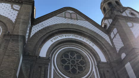 Außenansicht-Der-Synagoge-In-Novi-Sad,-Hauptstadt-Der-Vojvodina,-Serbische-Nordprovinz