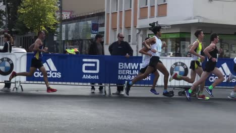 Die-Läufer-Des-Berlin-Marathons-2018-Werden-Entlang-Der-Strecke-Von-Den-Zuschauern-Angefeuert