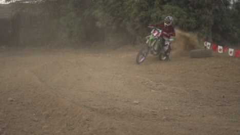 Cámara-Lenta-De-Motocicleta-A-La-Deriva