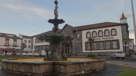 Una-Pequeña-Fuente-En-Una-Pequeña-Plaza-De-La-Ciudad-De-Ponta-Delgada