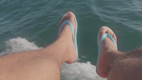 Mann-Mit-Flip-Flops-Auf-Einer-Bootsfahrt