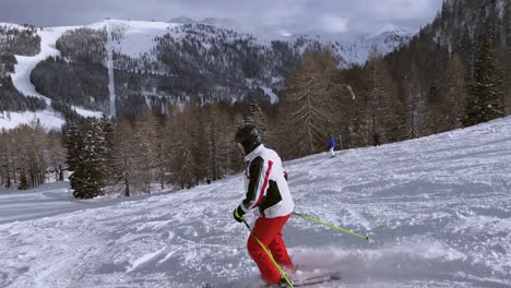 Sigue-La-Foto-De-Una-Persona-Que-Está-Aprendiendo-A-Hacer-Slalom-Con-Esquís-En-La-Pista-De-Esquí-Justo-Al-Lado-Del-Remonte-Y-Con-Las-Montañas-Y-El-Bosque-Al-Fondo