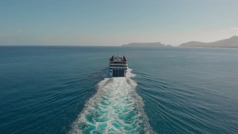 Toma-Aérea-Sigue-El-Ferry-De-La-Isla-Dejando-Atrás-Senderos-De-Agua,-Porto-Santo