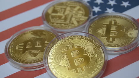 Schwenk-über-Physische-Version-Von-Bitcoins-In-Plastikhülle-Auf-Der-US-Flagge---Kryptowährungskonzept