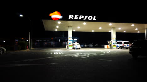 Vídeo-De-Hipermovimiento-De-Gasolinera-Repsol-Por-La-Noche-Que-Muestra-Una-Gasolinera-Repsol-En-Uso