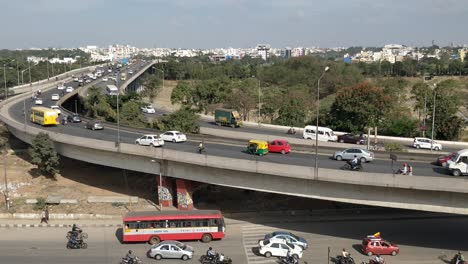 Flujo-De-Tráfico-En-Un-Día-Normal-Sobre-Un-Paso-Elevado-En-La-Ciudad-De-Bangalore