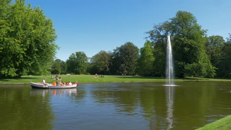 Ein-Vorbeifahrendes-Boot-In-Einem-Grünen-Naturpark