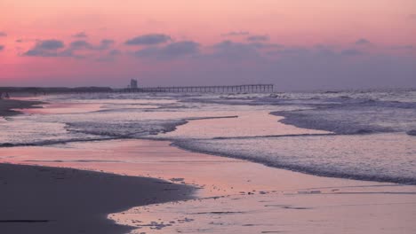 Die-Sonne-Geht-über-Dem-Sonnenuntergangsstrand-Auf-Und-Fängt-Die-Flut-Ein