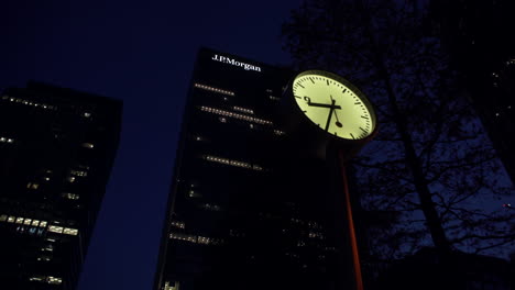 Toma-De-ángulo-Bajo-Del-Edificio-Jp-Morgan-En-Canary-Wharf,-Londres