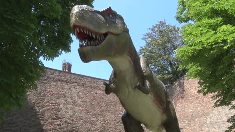 Dinosaurio-Tiranosaurio-Rex-Realista-En-El-Parque-Dino-Debajo-De-él