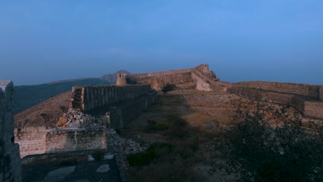 Drohnenflug-über-Historische-Ruinen-Beim-Ranikot-Fort-In-Sindh,-Pakistan