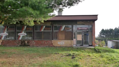 Antigua-Tienda-De-Comestibles-Cerrada-En-Senov,-República-Checa,-Europa-Construida-En-La-Era-Del-Comunismo-Y-Abandonada-Debido-Al-Auge-De-Los-Hipermercados.