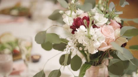 Bonitas-Flores-Por-La-Noche-En-La-Recepción-De-La-Boda.