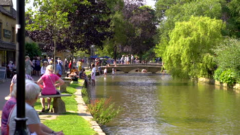 Zeitlupenaufnahme-Von-Bourton-on-the-Water-Im-Geschäftigen,-Heißen-Sommer,-Der-Den-Touristischen-Hotspot-Der-Cotswolds-Zeigt