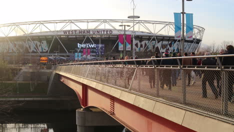 West-Ham-fans-Gehen-Vor-Dem-Spiel-über-Den-Kanal-Zum-Londoner-Stadion