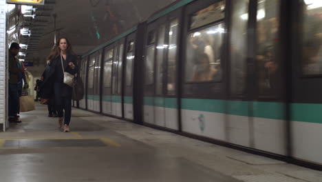 Un-Metro-Entra-A-La-Estación-Mientras-La-Gente-Espera-A-Ambos-Lados-De-Las-Vías.