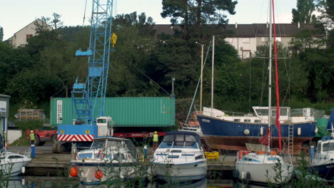 Containeranlieferung-Bei-Der-Werft